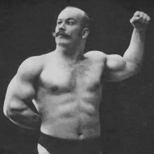 Pyotr Krylov y los hombros con Kettlebell