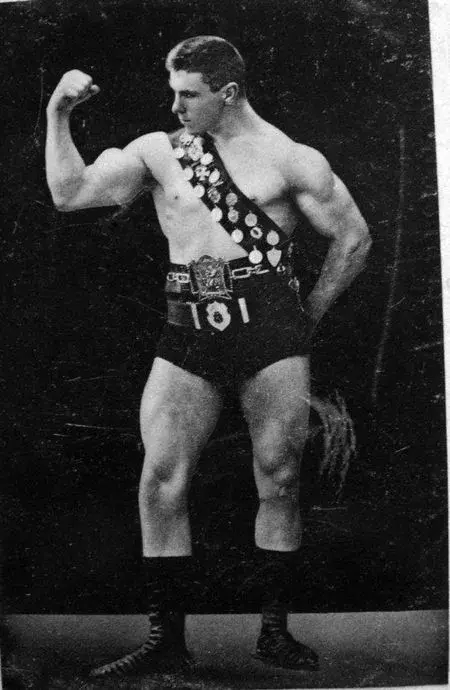 Hackenschmidt mostrando musculos